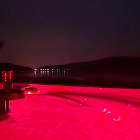 Aqua Glamp
